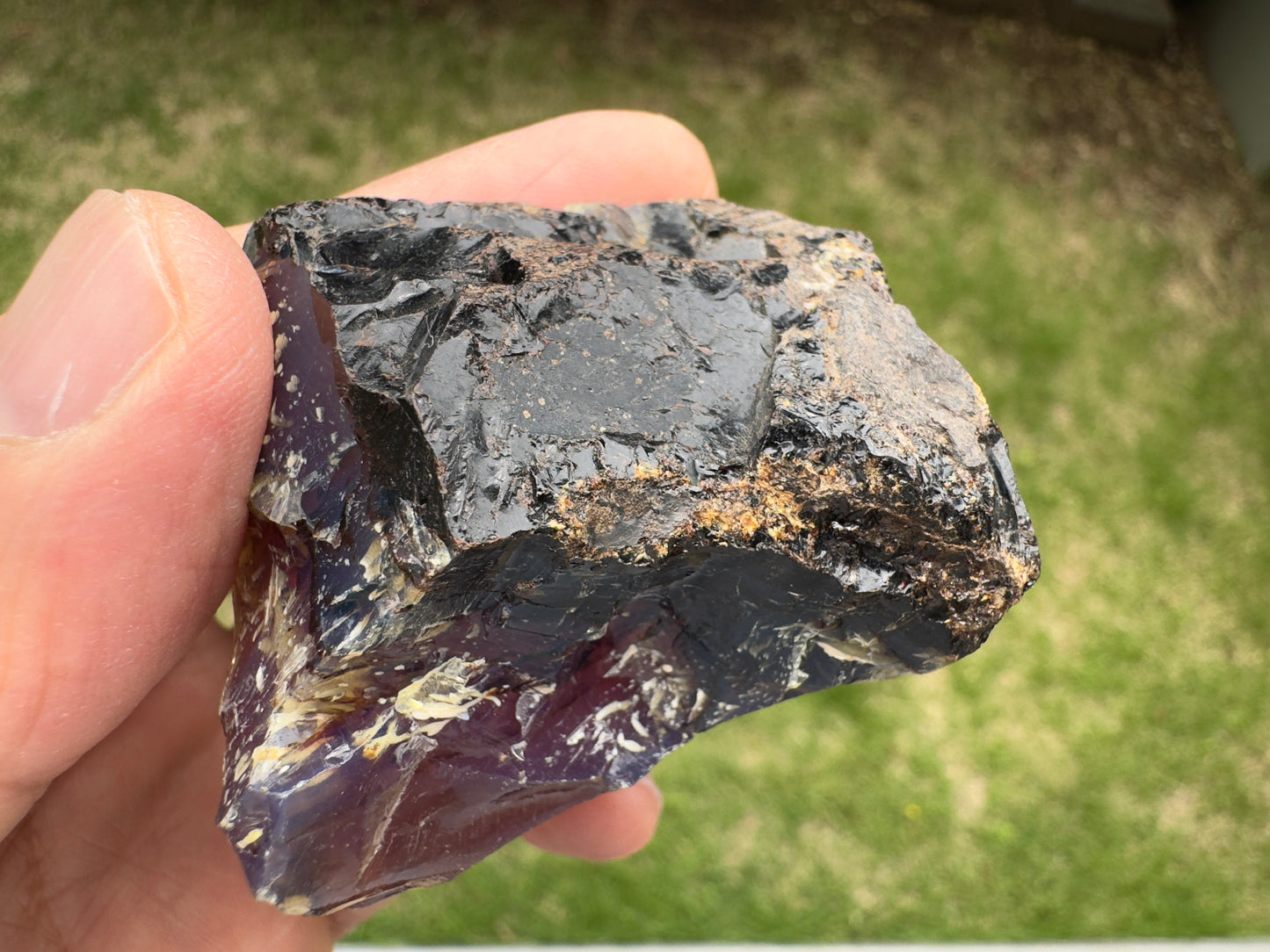 黒みがかった母岩部分を含む側面。硬質な質感と自然な割れ目が見られ、ワイルドな表情。
